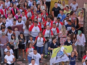 Jovens enchem as ruas de São João del-Rei na Caminhada Juvenil da Misericórdia