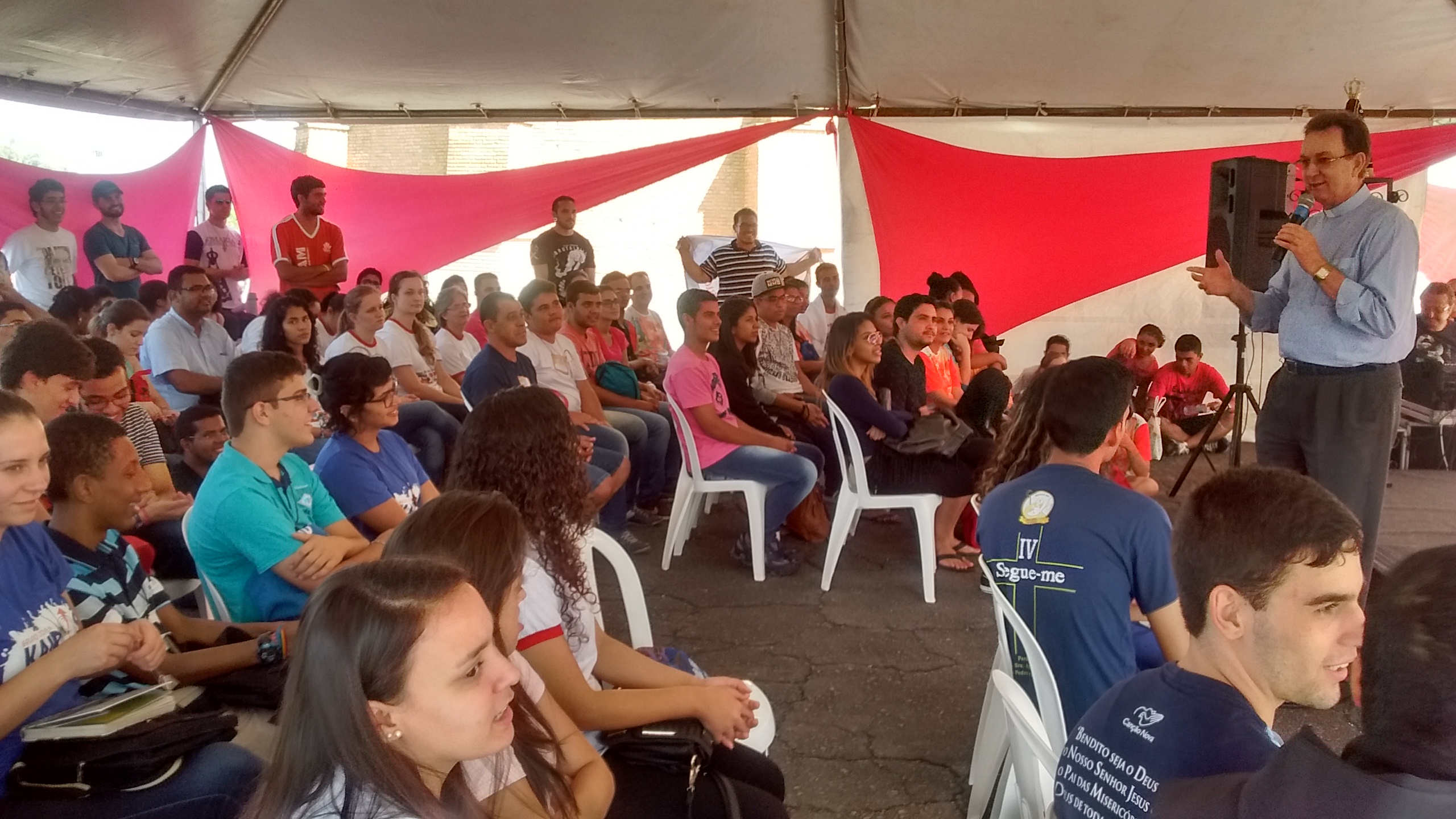 Dom Anuar Battisti na tenda de formação na Romaria da Juventude 2016 em Aparecida.