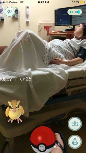 Nos EUA, usuário posta em rede social print da tela que mostra Pokémon perto da cama em que sua mulher se prepara para ter bebê.