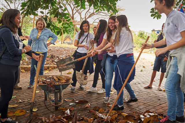 Jovens do SERMIG - Fraternidade da Esperança (Arsenal da Esperança)-, dentro do projeto Floresta que Cresce na revitalização e ativação de áreas verdes públicas degradadas no bairro da Mooca/SP.