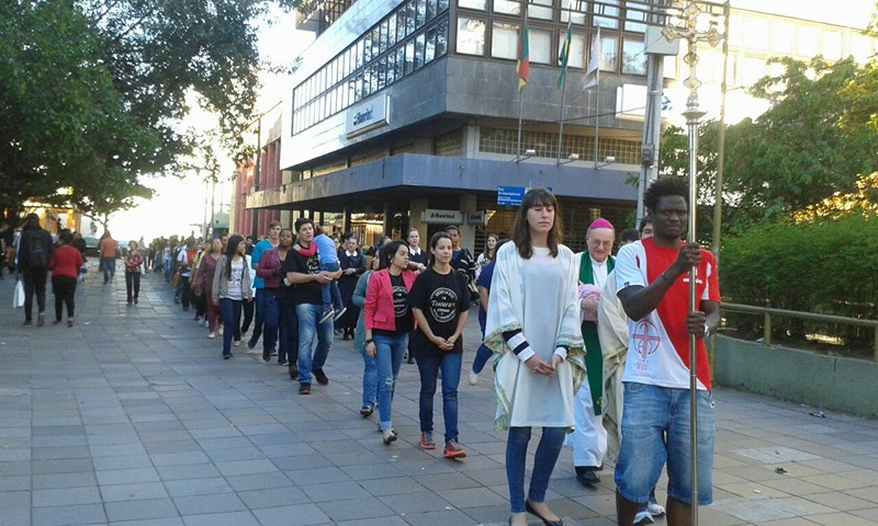 Jovens peregrinam pelo centro da cidade com Dom Helio Rubert