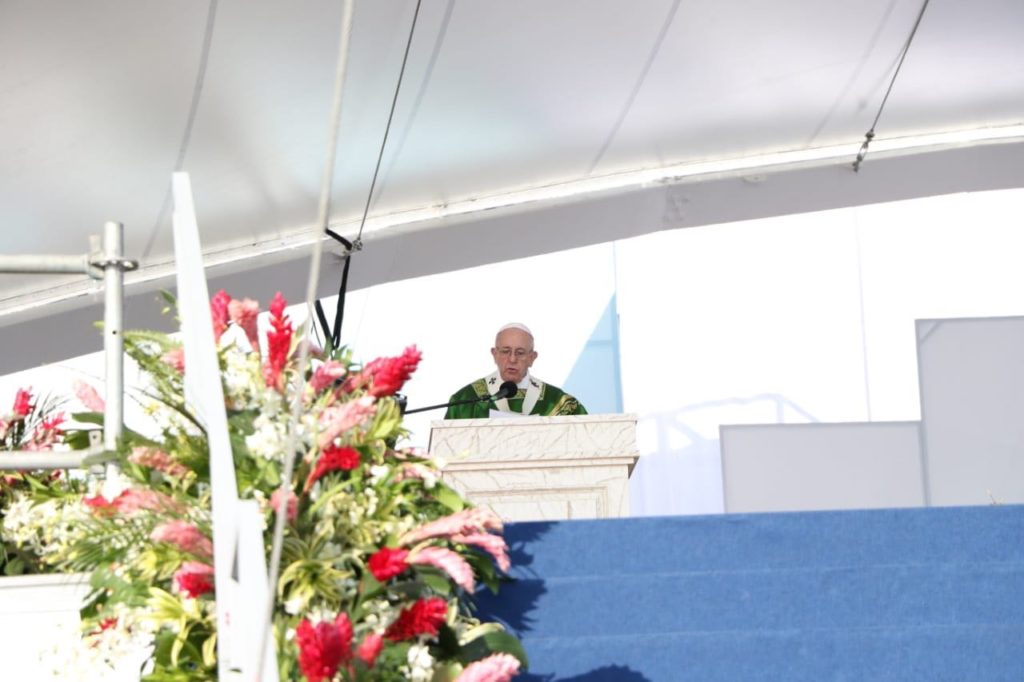 Papa Francisco em frente ao ambão durante homilia na missa final da JMJ 2019