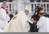 Papa abraça Lucas, brasileiro curado por milagre de Pastorinhos de Fátima