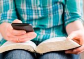Papa: “A Bíblia como o celular, sempre conosco para lermos as mensagens”