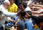 Papa Francisco convida a ser “jovem jovem” e não “jovem envelhecido” para enfrentar os desafios.