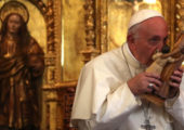 Como o Papa resolve problemas e dificuldades?
