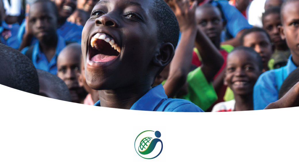 jovem imigrante sorrindo com outros jovens atras dele