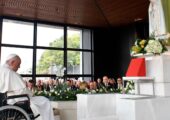 Papa Francisco participa de recitação do Terço com jovens doentes no Santuário de Fátima