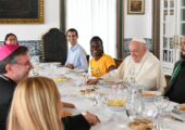 JMJ Lisboa 2023: Papa Francisco encontra centros de assistência social e almoça com jovens peregrinos